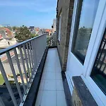 Bright, Spacious Nearby *