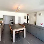 Bright, Spacious Nearby 오스텐드