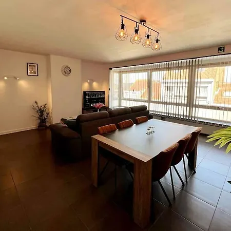 Bright, Spacious Nearby Apartamento