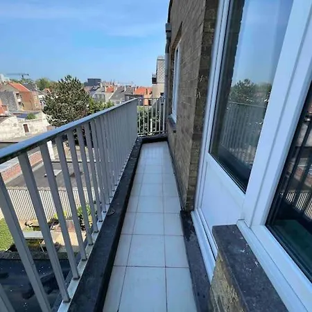 Bright, Spacious Nearby *