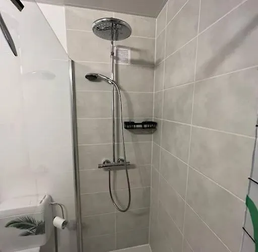 Bright, Spacious Nearby Apartman *