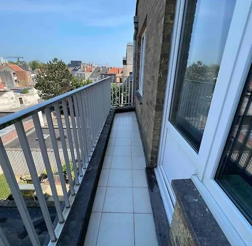 Bright, Spacious Nearby *