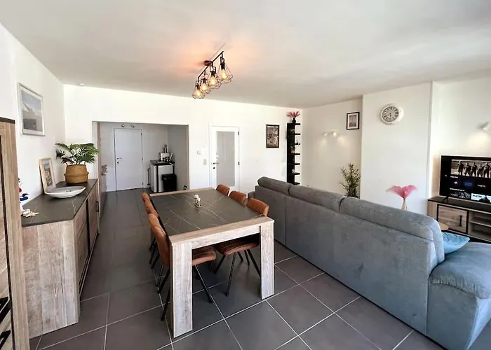 Bright, Spacious Nearby Ostende